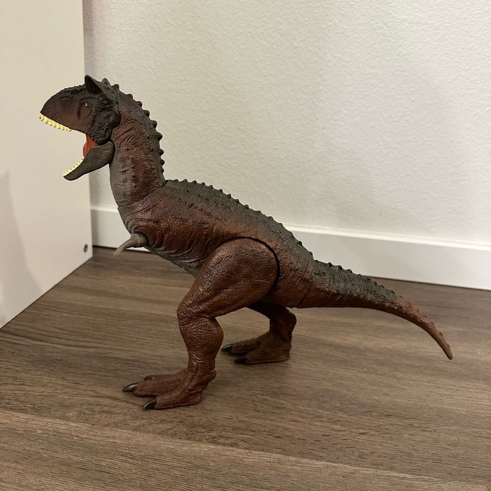 Jurassic World Camp Cretaceous Control 'N Conquer Carnotaurus Toro
